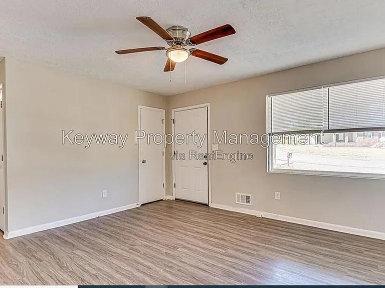 2204 Sandra Ct — Photo 3