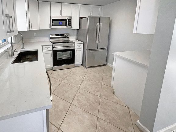 4th image of 216 NE 14th St #1