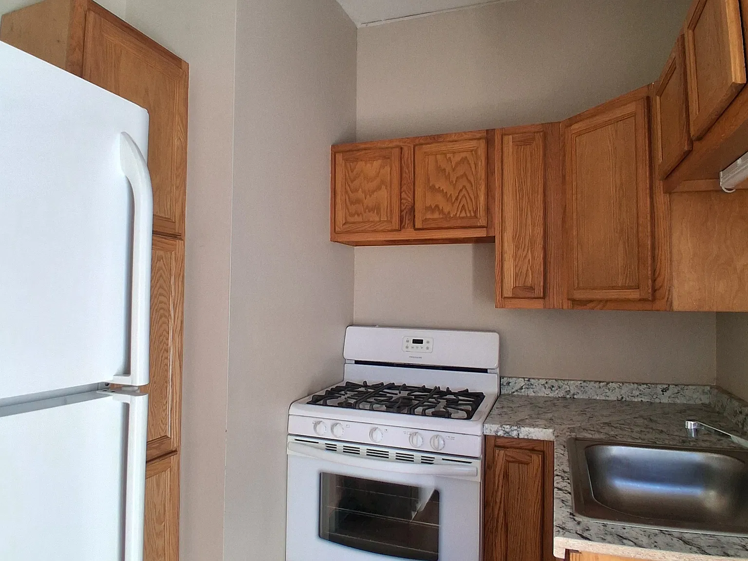 3 Bedroom, 2 Bathroom — Photo 3