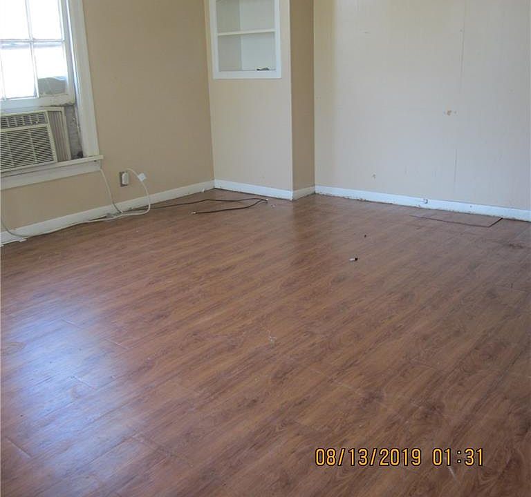 2nd image of 608 En 15th St