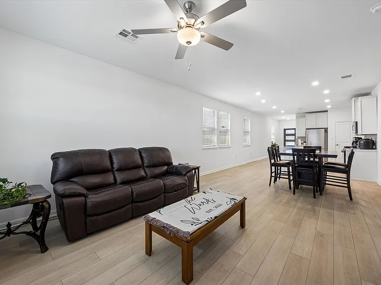 685 Papaya Dr — Photo 2