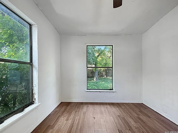 5th image of 423 Barrett Pl #4