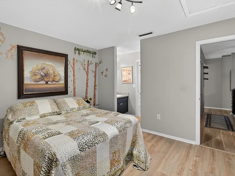 320 Michaels Cir — Photo 17