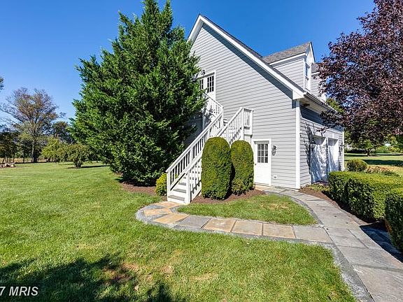 Carriage House w/Unfinished Space Above w/Sep Entr
