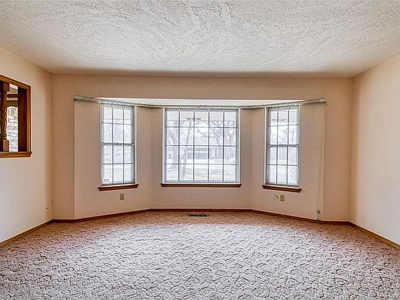 4th image of 2657 SW Chateau Dr