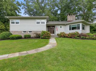 109 Meadowcrest Dr, Fairfield, CT 06825