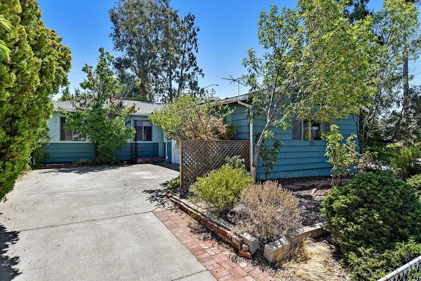 890 Jones Way photo 1