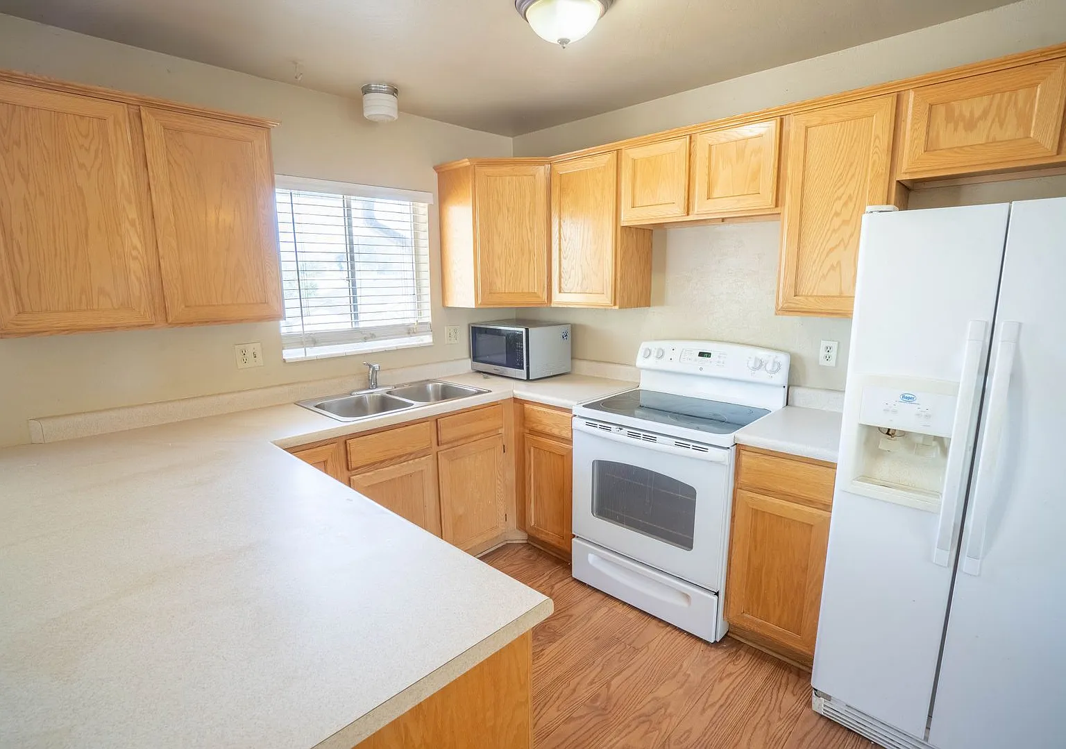 5 Bed Kearns Home with Two Kitchens and Walkout Basement — Photo 2