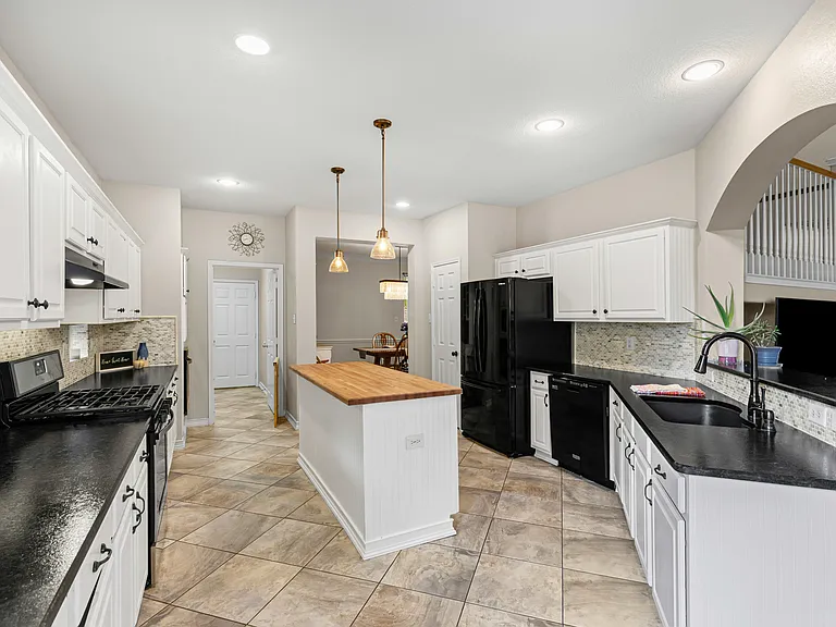 1475 Applewood Dr — Photo 1