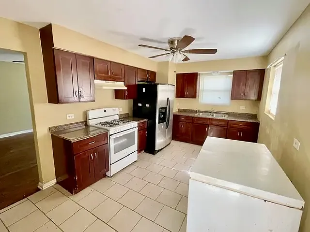 9562 South Green Street - 1 — Photo 3