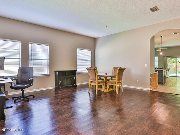 5th image of 920 Churchhill Ln