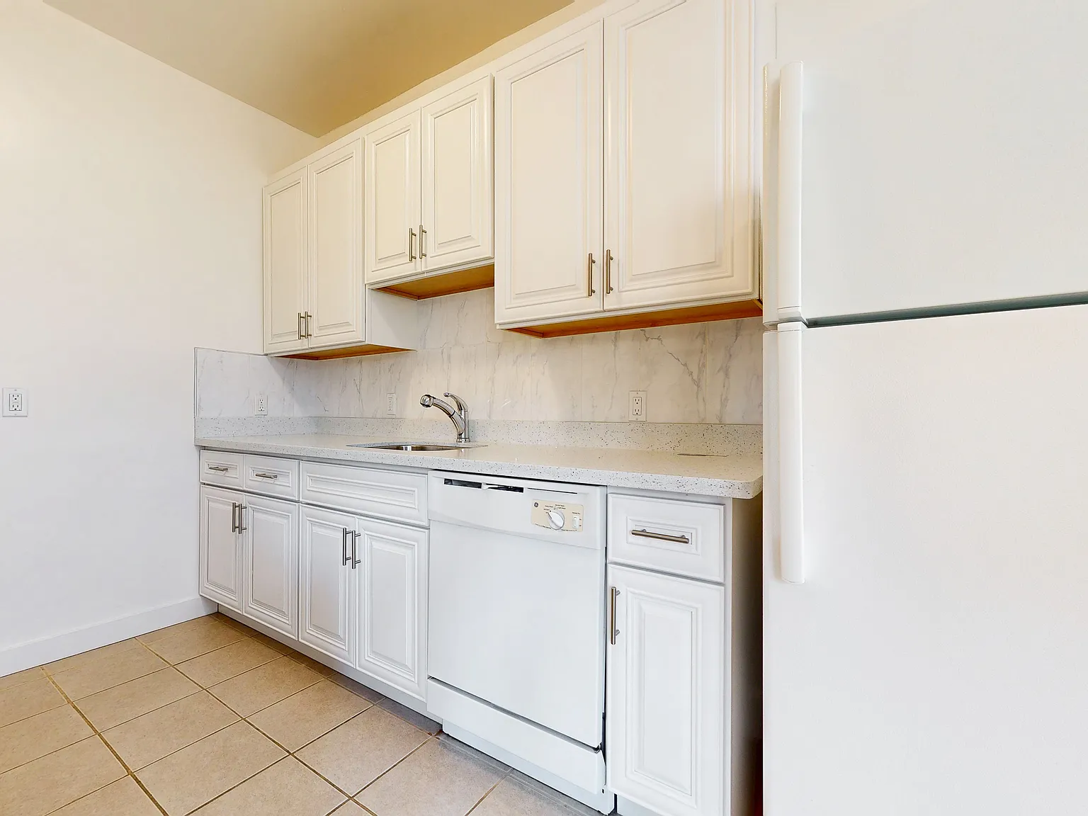 Bright 1BR in Pacific Heights | Parking Available | Pet Friendly — Photo 3