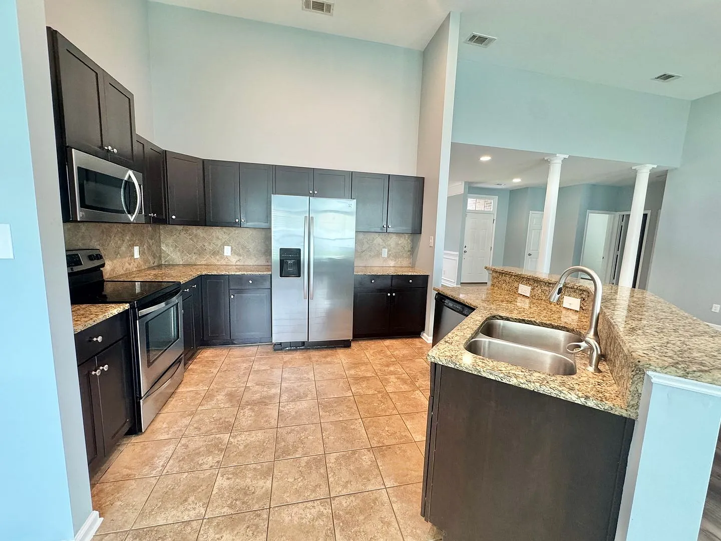 Beautiful Traditional Brick--4-bedroom, 2-bathroom home located in the heart of Savannah, GA. — Photo 2