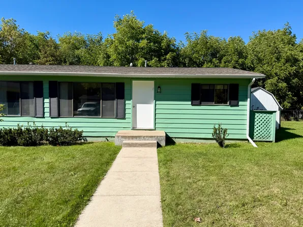 210 Kipke Ln, Charlevoix, MI 49720