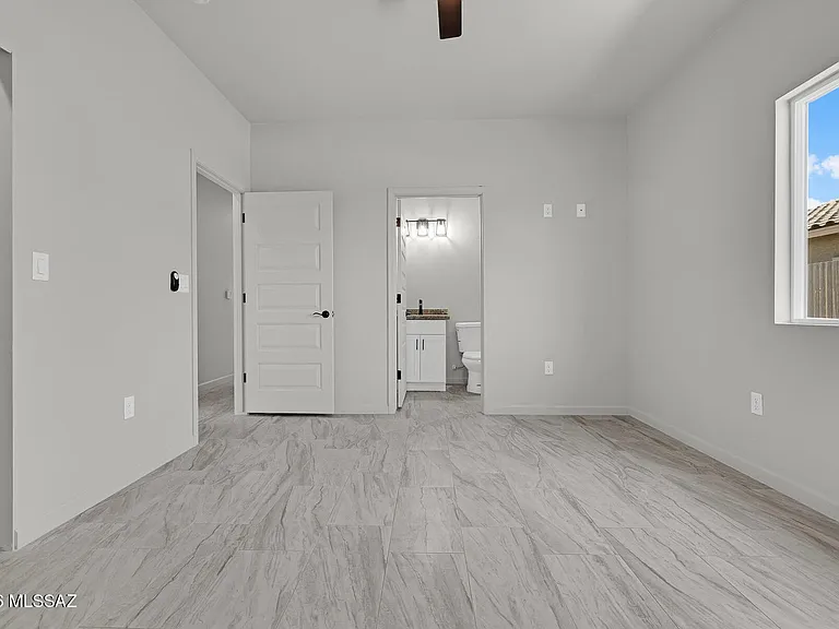 402 W Columbia St — Photo 11