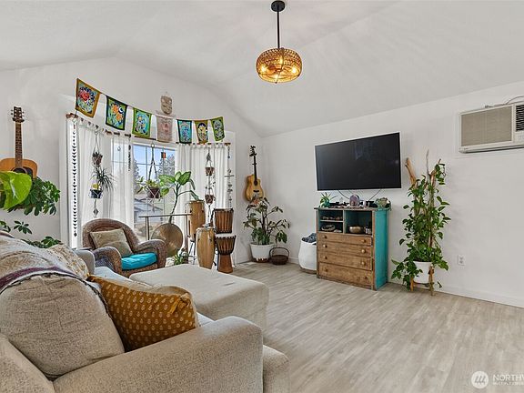 4th image of 4011 E 31st Avenue