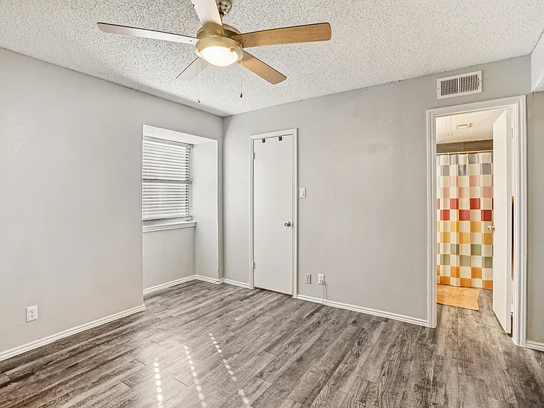 Evergreen Condominiums — Photo 25