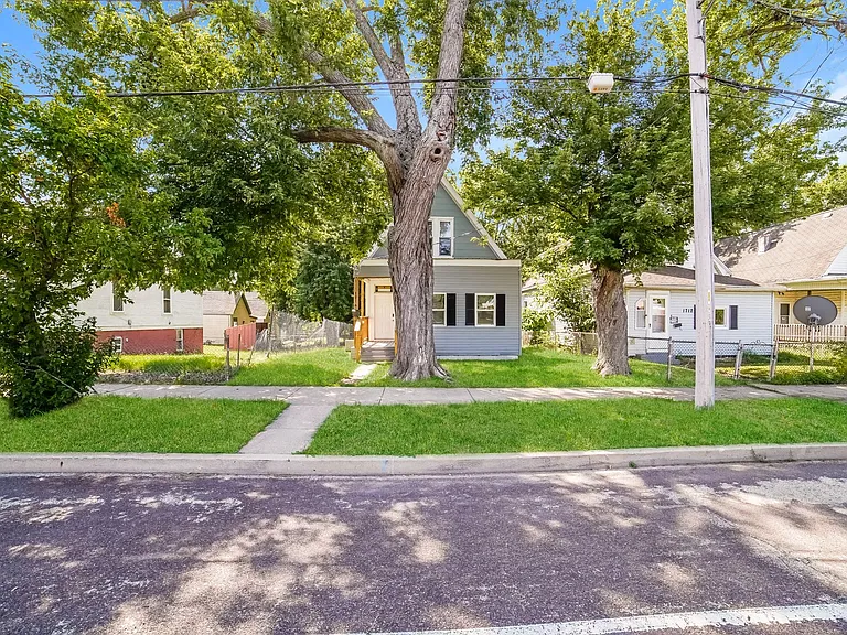 1756461_016_front_view_12928823.jpg
