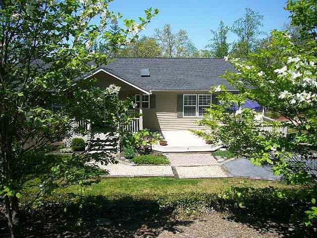 1st image of 220 Arbor Ln