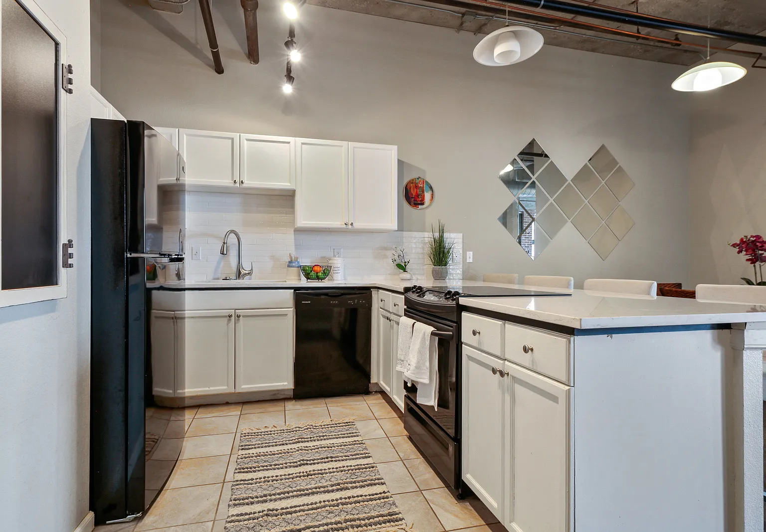 2 bed, 1400 sqft, $1,900 — Photo 3