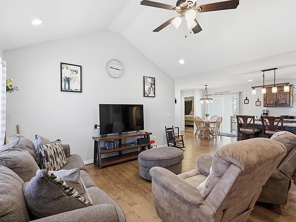 3rd image of 403 Penzance Street