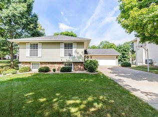 7429 Idledale Rd NE, Cedar Rapids, IA 52402