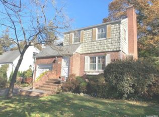 134 Greenway E, New Hyde Park, NY 11040