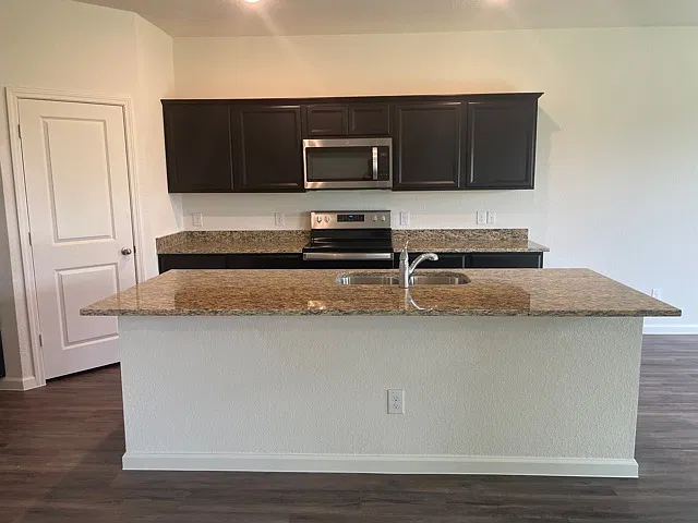 3 bed, 1769 sqft, $2,100 — Photo 2