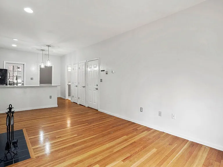 190 W 7th St #1 — Photo 9