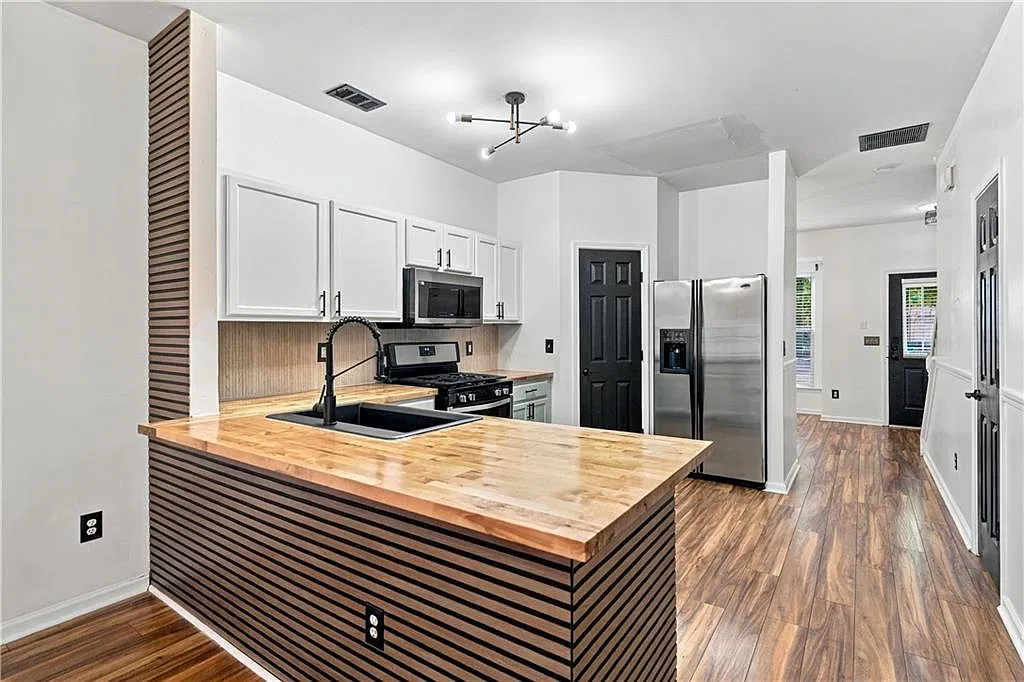 2 bed, 2.5 bath, 1256 sqft, $1,850 — Photo 3