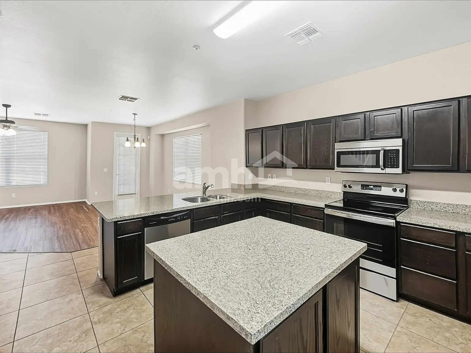 3 bed, 2.5 bath, 2035 sqft, $2,340 — Photo 4