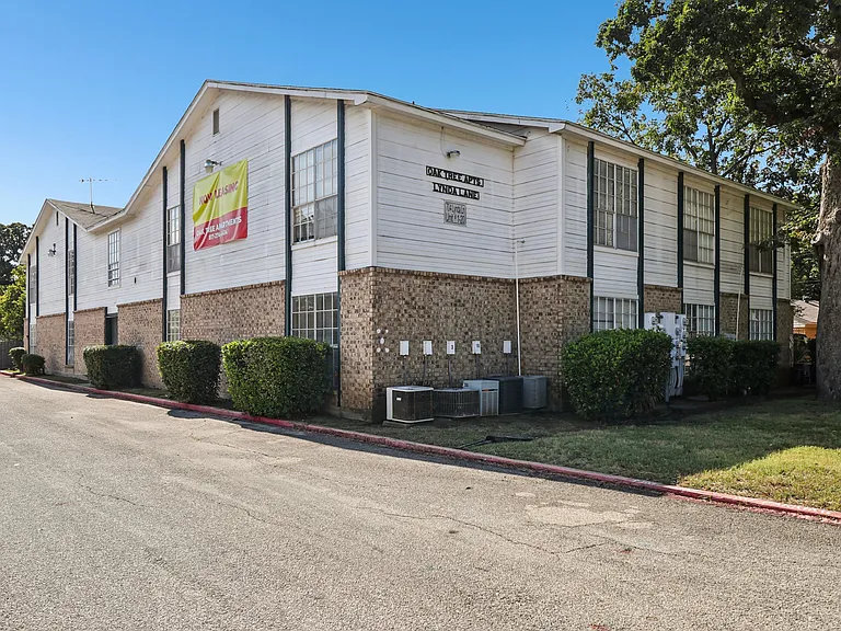 Oak Tree Apartments — Photo 6
