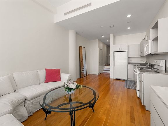 2nd image of 360 Newbury St Unit 402