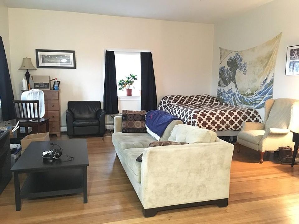 2nd image of 19 Court St APT 3D
