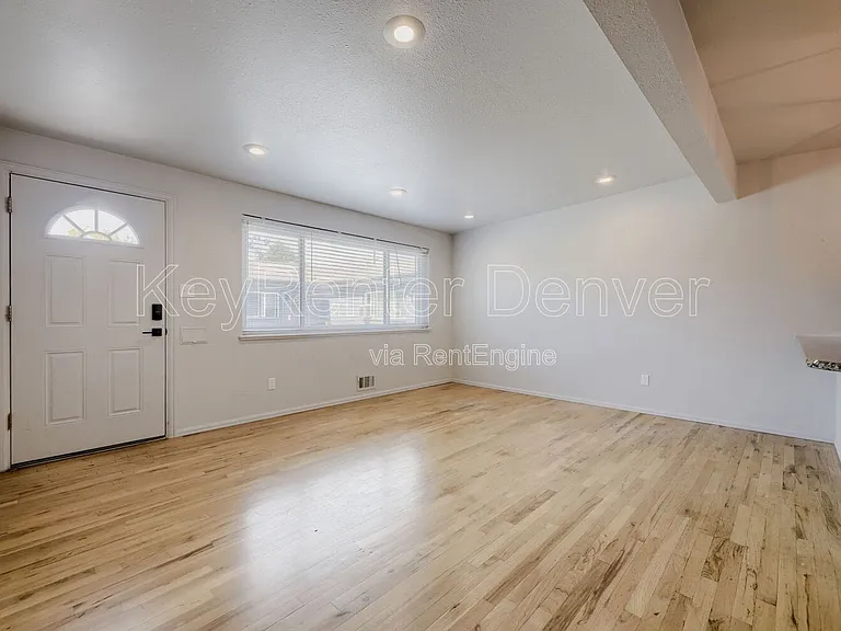 219 S Holly St — Photo 2