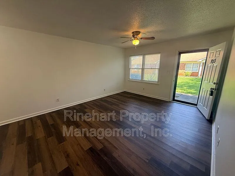 2 bed, 1.0 bath, 890 sqft, $1,200 — Photo 3