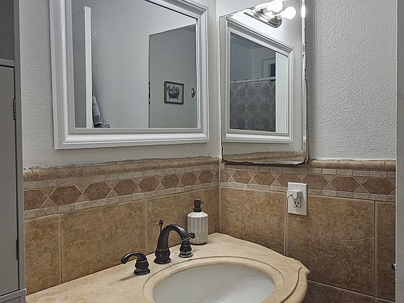 5th image of 1387 E Flora St
