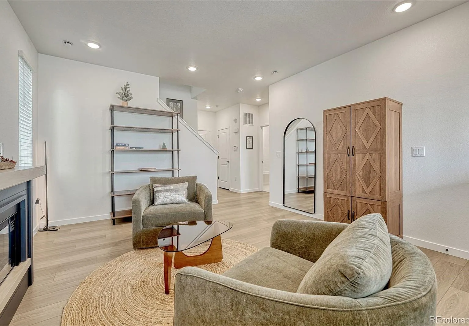 4 bed, 3.5 bath, 2308 sqft, $3,800 — Photo 3