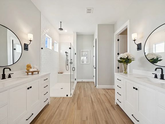 Dual vanities in primary bath