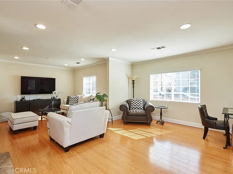 17827 Burbank Blvd — Photo 4