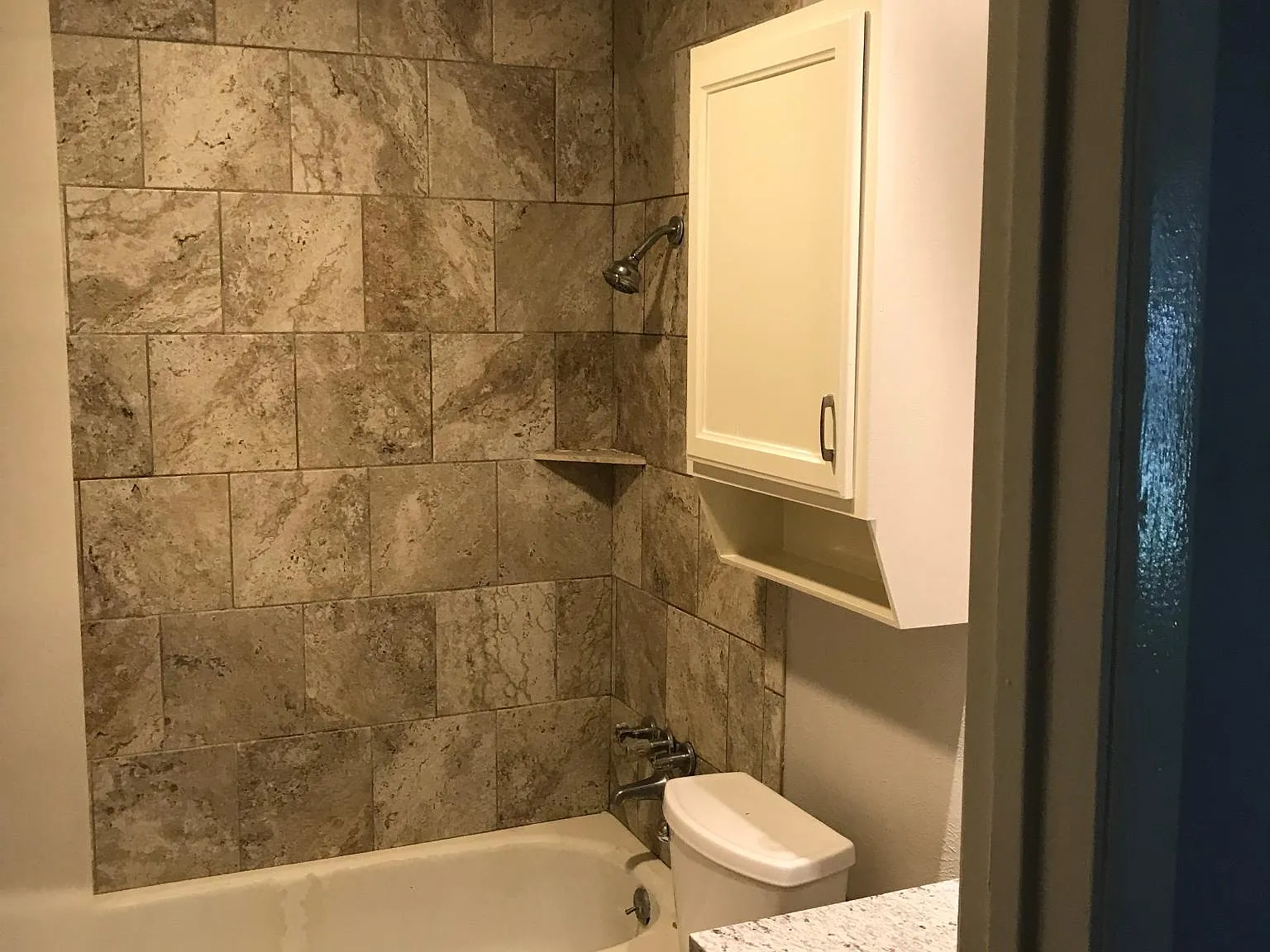 3 bed, 1720 sqft, $2,200 — Photo 2