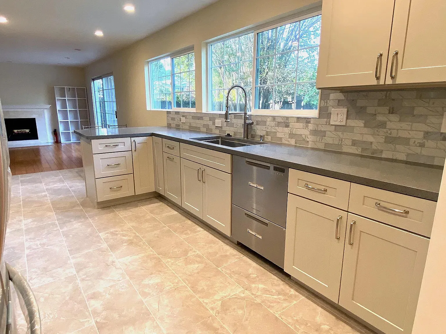 5 bed, 2160 sqft, $7,800 — Photo 4