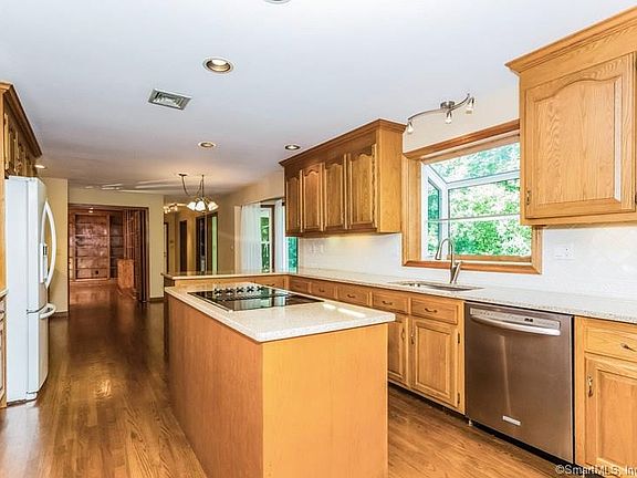 5th image of 32 Mulberry Ln