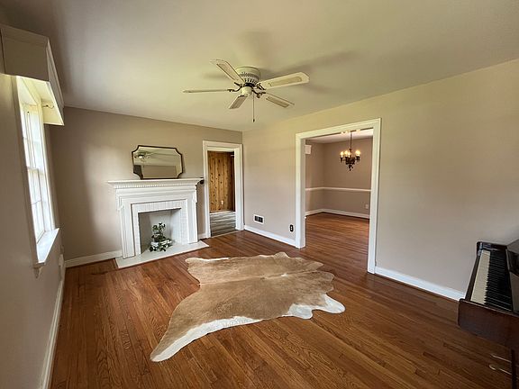 Living Room w/ non-working fireplace.