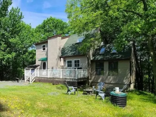 236 Hornbeam Ct, Long Pond, PA 18334