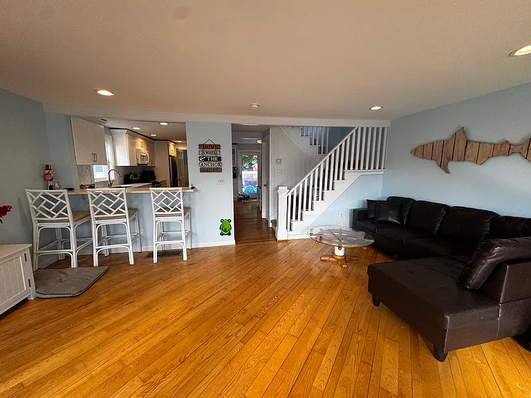 35 Lawrence Ave — Photo 4