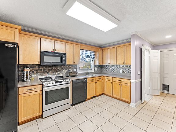 4th image of 211 Springside Cir