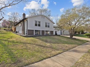 2301 Pheasant Run Dr, Maryland Heights, MO 63043