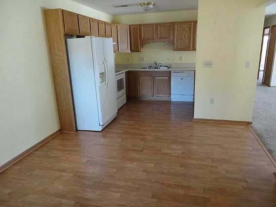 5th image of 976 Roseland Dr APT 3