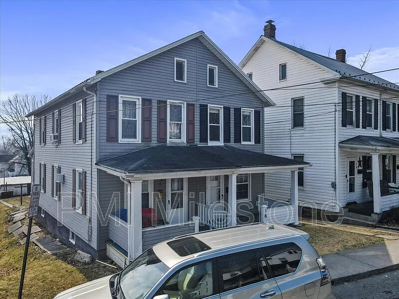 3 bed, 1.0 bath, 988 sqft, $1,050 — Photo 2
